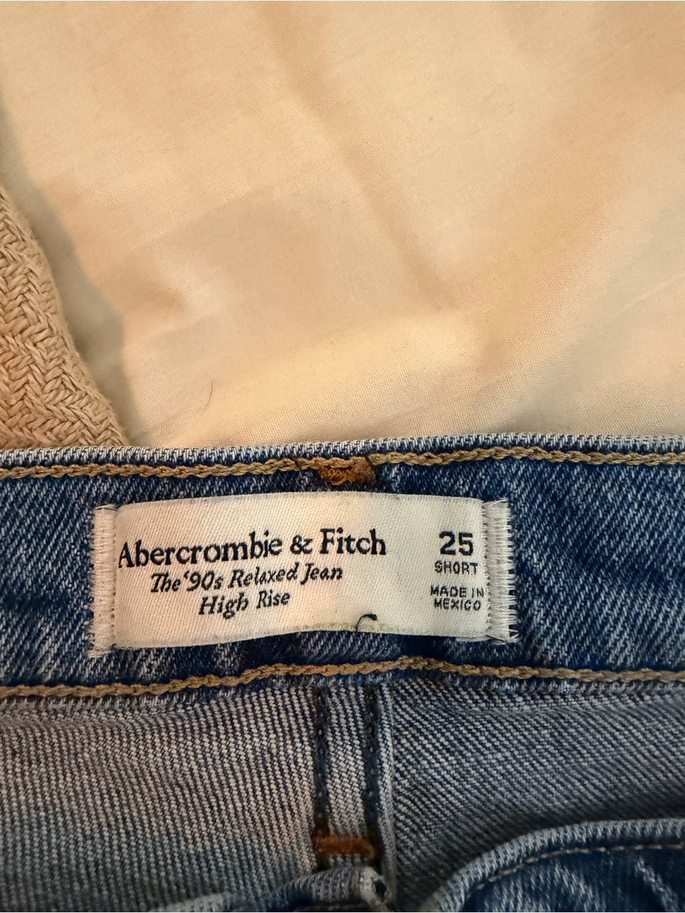Abercrombie High Rise 90s Relaxed Jean. Size 25 short. - Picture 3 of 3